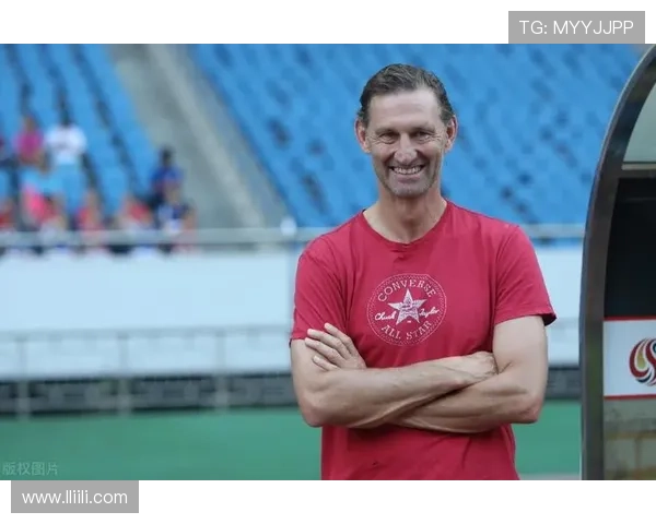 阿森纳祝贺传奇球员亚当斯59岁生日回顾669场比赛与48个进球的辉煌历程